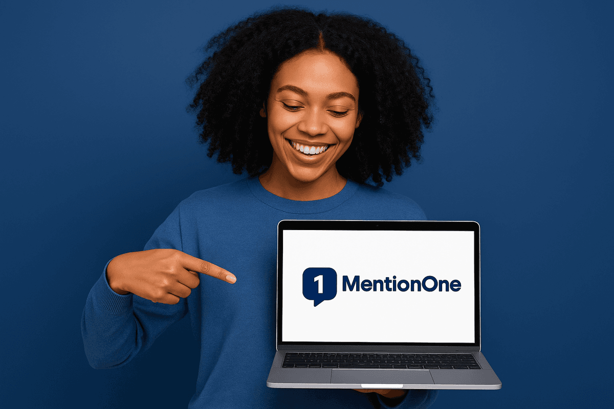 Mulher feliz usando MentionOne